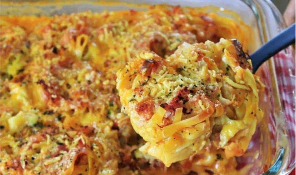 Misturei macarrão com queijo e levei ao forno… virou esse prato cremoso que todo mundo pede bis