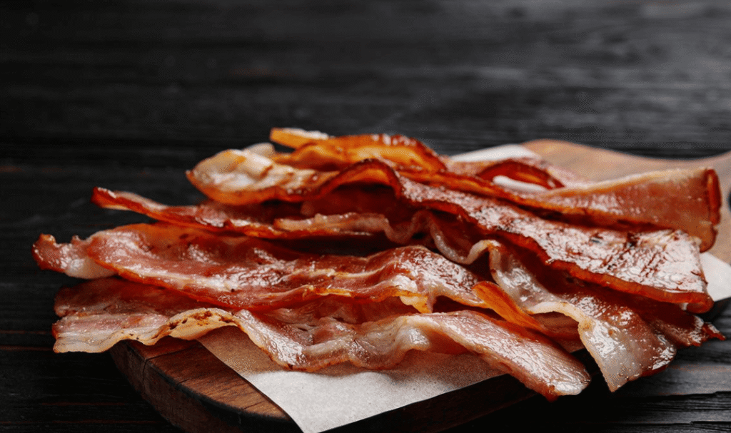Depois que fiz esse bacon extra crocante, ninguém aqui em casa aceita de outro jeito