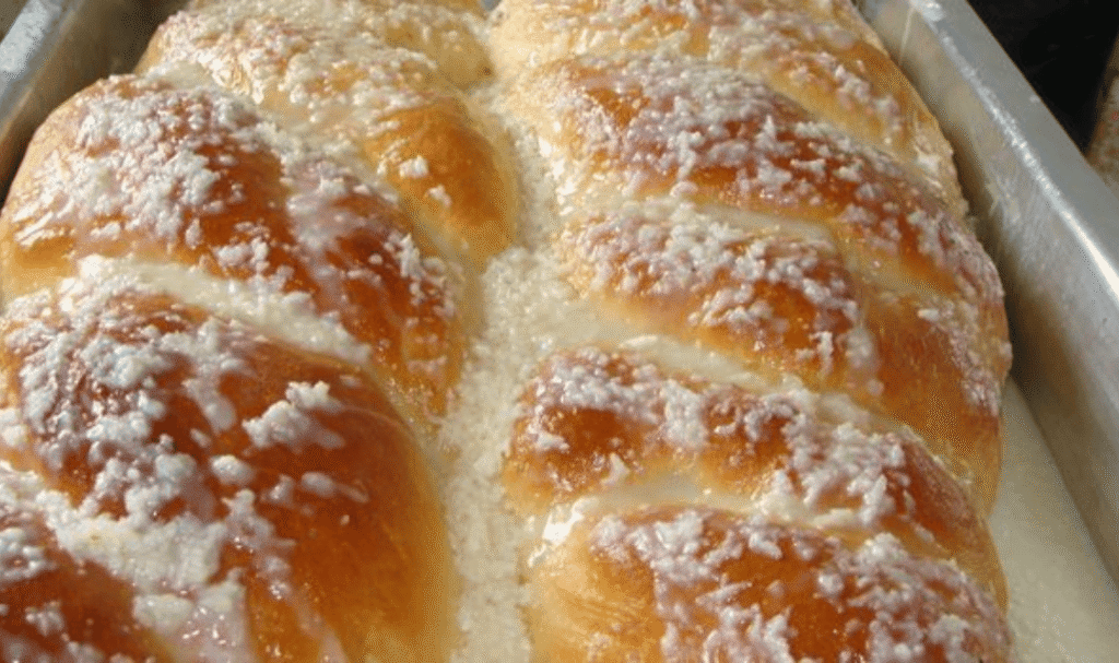 Rosca Caseira de Leite Condensado com Cobertura de Creme de Coco: Super Macia e Irresistível