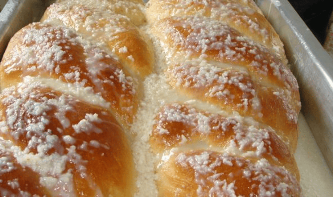 Rosca Caseira de Leite Condensado com Cobertura de Creme de Coco: Super Macia e Irresistível