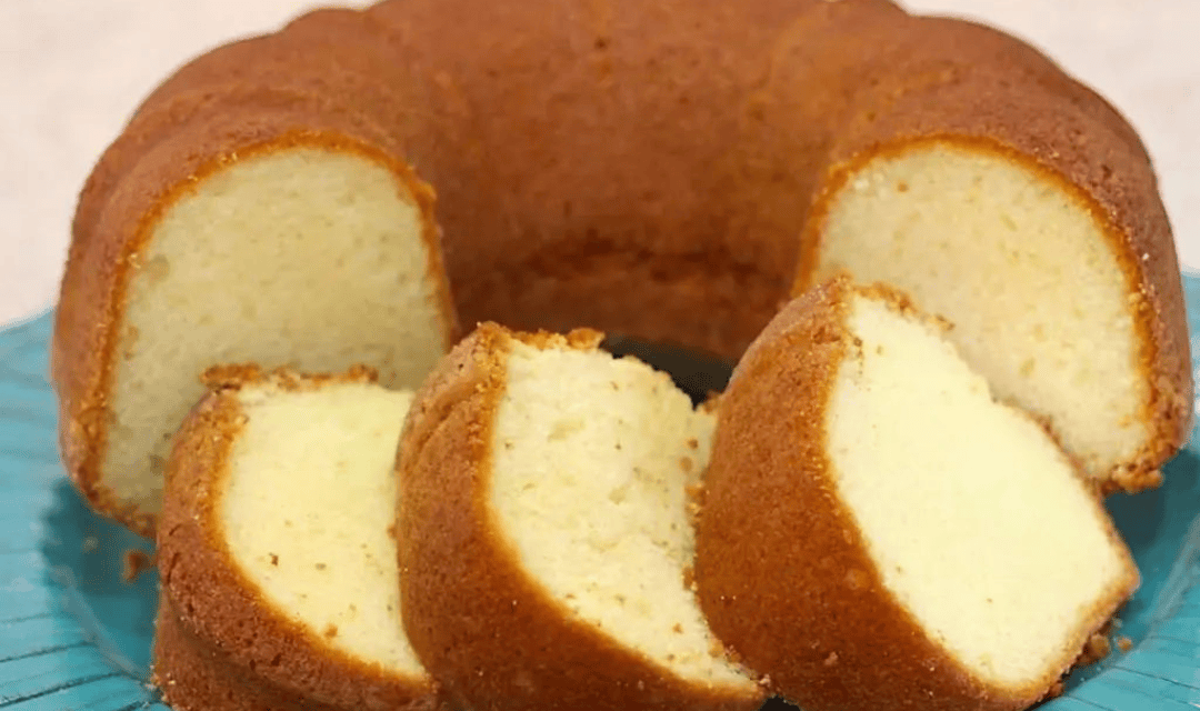 Esse Bolo de Iogurte Fica Tão Fofinho que Aqui em Casa Desaparece em Minutos