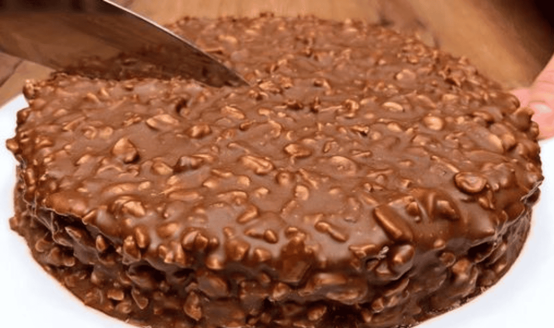 Fiz essa torta de chocolate crocante em 15 minutos e agora todo mundo aqui em casa acha que eu virei confeiteira profissional
