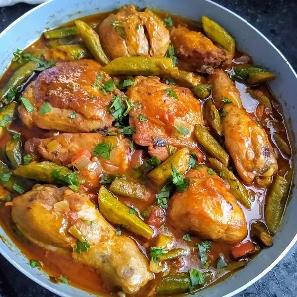 Frango com Quiabo Ensopado: a receita caipira que fica macia, suculenta e cheia de sabor
