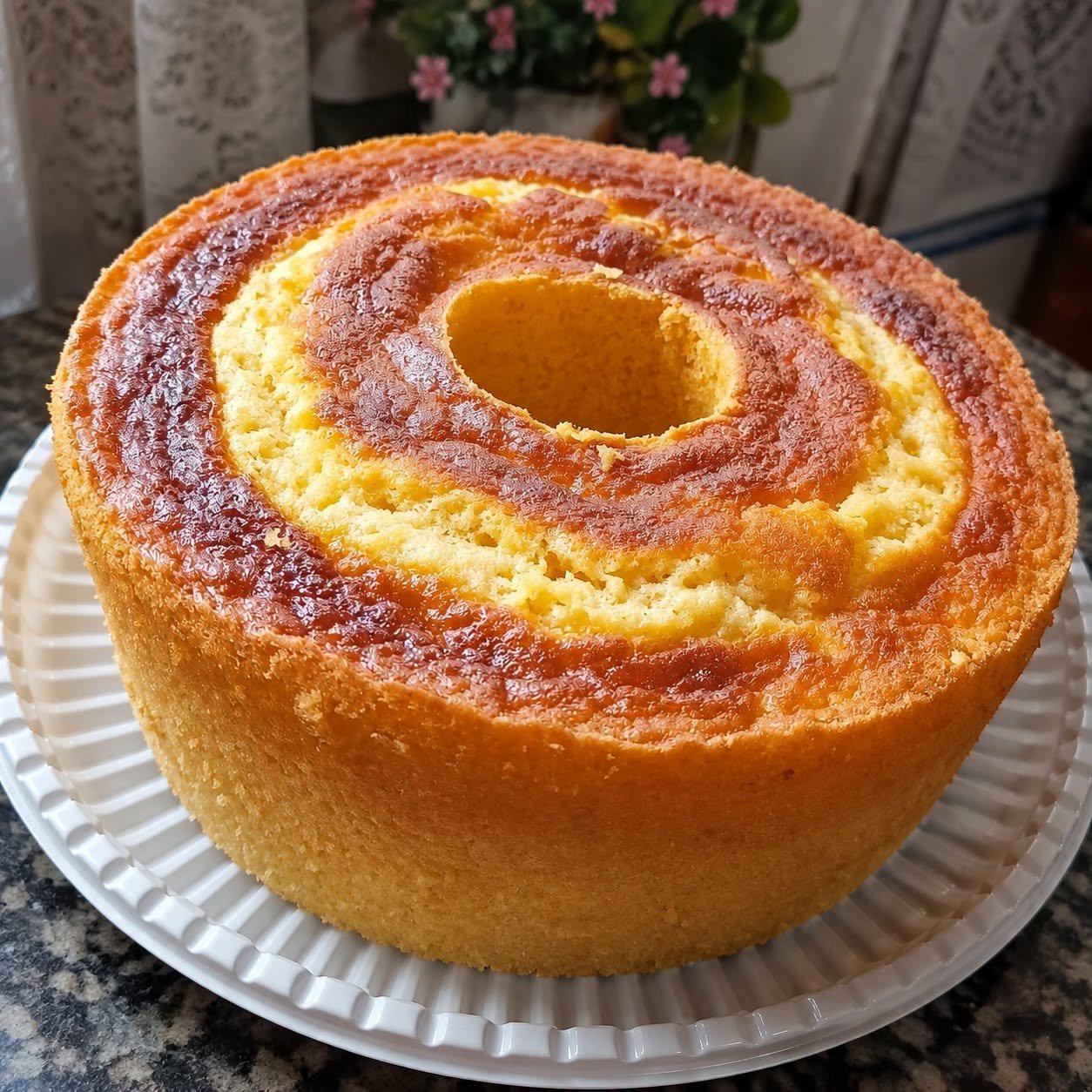Bolo de Flocão de Milho com Leite Condensado: fofinho, dourado e com aquele gostinho de bolo de fazenda
