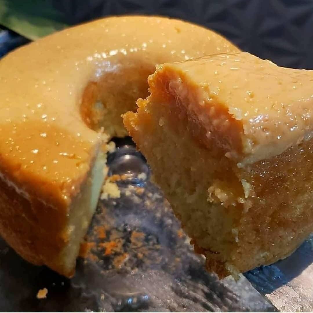 Bolo de Iogurte Invertido com Doce de Leite: fofinho, molhadinho e com cobertura irresistível