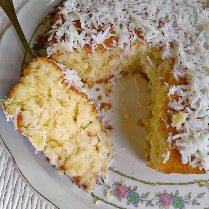 Bolo de Coco: fofinho, molhadinho e com aquela cobertura generosa que faz todo mundo pedir mais