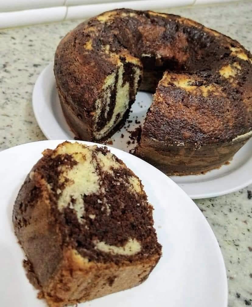 Fiz esse Bolo Mesclado tão fofinho que todo mundo aqui em casa pediu mais um pedaço