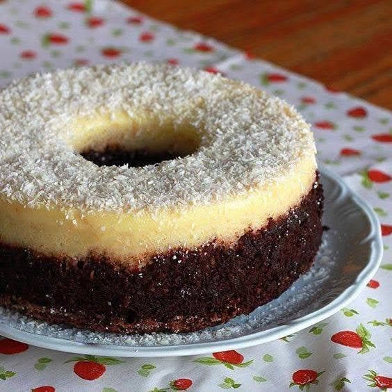 Fiz esse Bolo Prestígio no banho-maria e o recheio de coco fica tão cremoso que ninguém acredita como é fácil