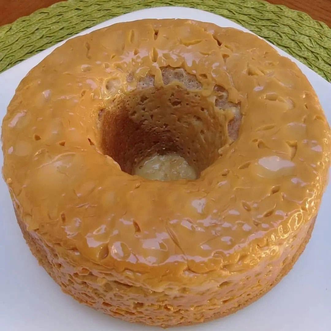 Bolo de Churros com Cobertura de Doce de Leite: fofinho, perfumado e com aquela cobertura que dá vontade de comer de colher
