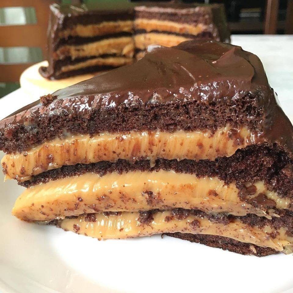 Fiz esse Bolo Gelado de Chocolate com Brigadeiro de Doce de Leite e foi impossível comer só um pedaço