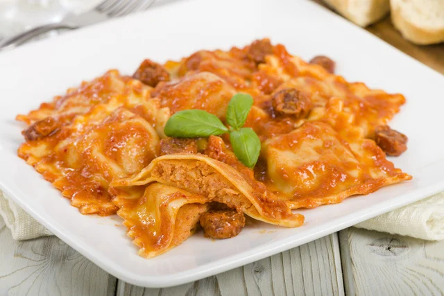Ravioli Cremoso com Molho de Tomate e Carne: Fácil, Saboroso e Irresistível