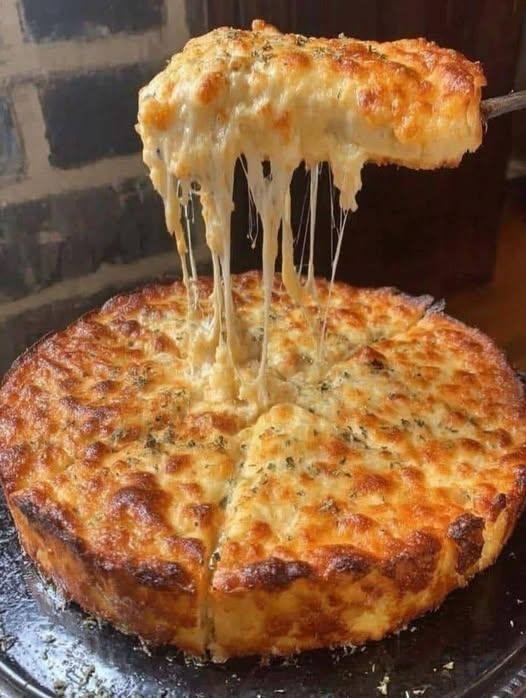 Fiz essa torta de queijo cremosa e o queijo puxa tanto que todo mundo pediu mais um pedaço